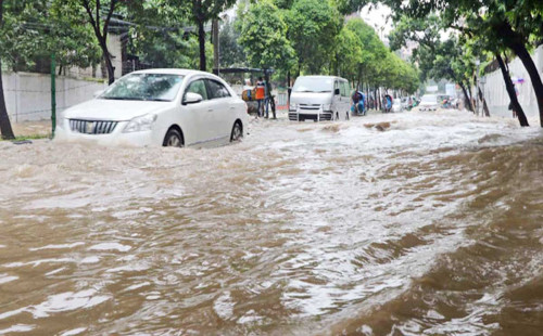 টানা বৃষ্টিতে ভোগান্তিতে রাজধানীবাসী 