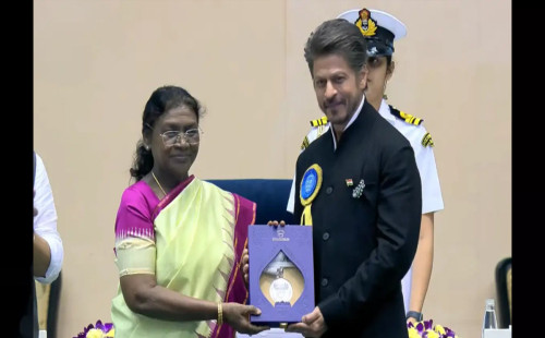 জাতীয় পুরস্কার গ্রহণ করলেন শাহরুখ খান 
