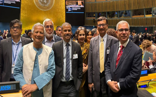 সফরসঙ্গীদের সঙ্গে জাতিসংঘ অধিবেশনের উদ্বোধনী অনুষ্ঠানে প্রধান উপদেষ্টা 