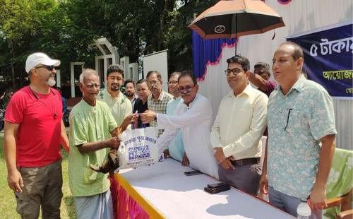 ঠাকুরগাঁওয়ে ৫ টাকায় পূজা বাজার পেল ৩ শতাধিক মানুষ 