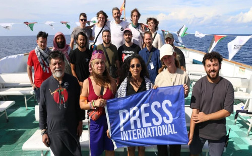 সব নৌযান একসঙ্গে এগিয়ে যাচ্ছে 