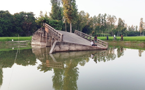 ৮ বছর ধরে সেতু ভাঙা, দুর্ভোগে হাজারো মানুষ 