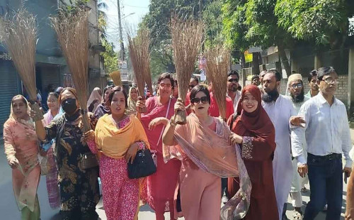 ফরিদপুরে এ কে আজাদের গ্রেপ্তার দাবিতে বিএনপির বিক্ষোভ ও ঝাড়ু মিছিল 