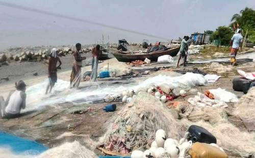 মধ্যরাতে শেষ হচ্ছে নিষেধাজ্ঞা, ইলিশ শিকারে নামতে প্রস্তুত জেলেরা 