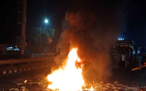 প্রার্থী তালিকায় নাম না থাকায় টায়ার জ্বালিয়ে বিক্ষোভ, সড়ক অবরোধ 