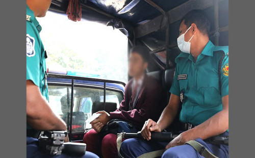 ধানমন্ডি ৩২ থেকে কোট-টাই পরিহিত সন্দেহভাজন কিশোর আটক 