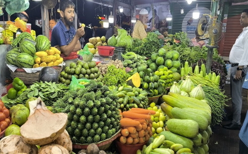 বাজারে সবজির ছড়াছড়ি, তবুও দামে অস্বস্তি 