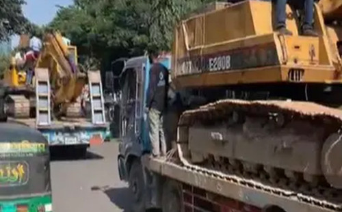 দুটি বুলডোজার নিয়ে ধানমন্ডি ৩২-ছুটছে একদল তরুণ 