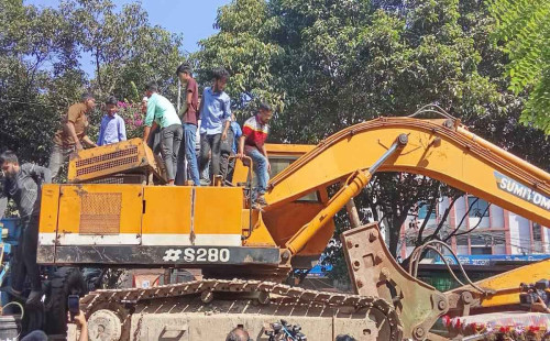 আমরা এই বাড়িটি গুঁড়িয়ে দিতে চাই, এখানে হবে একটি উন্মুক্ত মাঠ 