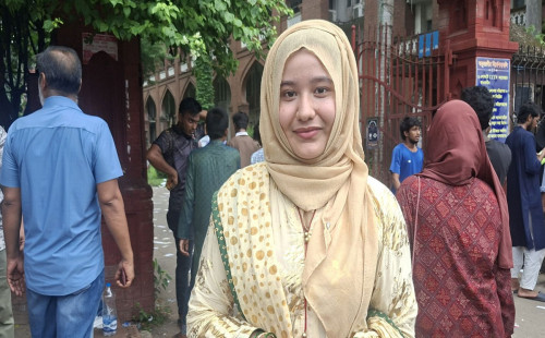 ডাকসু সদস্য রাফিয়ার বাড়িতে ককটেল নিক্ষেপ, আগুন 