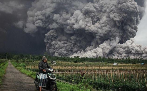 ইন্দোনেশিয়ায় শত শত মানুষ আশ্রয়কেন্দ্রে 