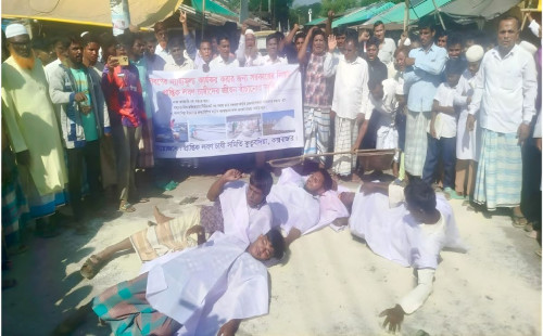 কাফনের কাপড় পরে সড়কে লবণ ছিটিয়ে প্রতিবাদ 
