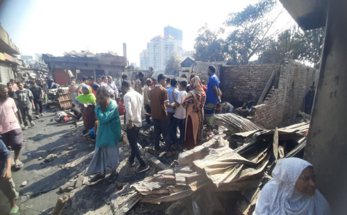 ‘একটি কাপড়ও বাঁচাতে পারিনি, বাচ্চাটাকে কীভাবে রাখবো?’ 