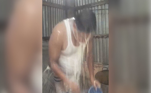 চাঁদপুরে দুধ দিয়ে গোসল করে রাজনীতি ছাড়লেন যুবদল নেতা 