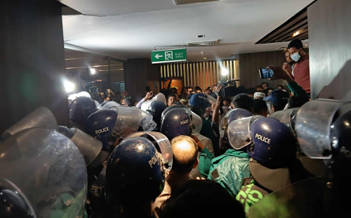 ৬ ঘণ্টা অবরুদ্ধ অর্থ উপদেষ্টা : কঠোর অবস্থানে পুলিশ 