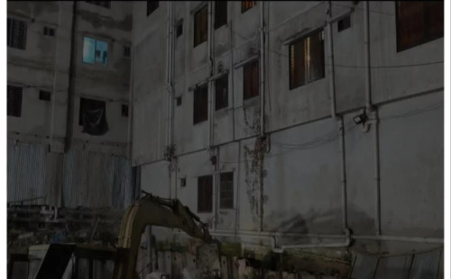 আতঙ্কে হেলে পড়া ভবন ছাড়ছেন ভাড়াটিয়ারা 