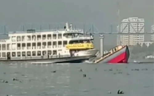 বুড়িগঙ্গায় বাল্কহেডের ওপর উঠে পড়ল যাত্রীবাহী লঞ্চ 