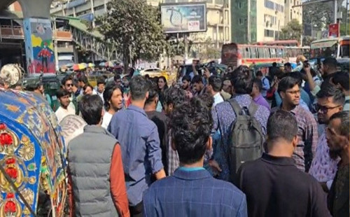 স্বরাষ্ট্র উপদেষ্টার পদত্যাগের দাবিতে শাহবাগ অবরোধ 