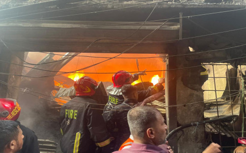 লালবাগে প্লাস্টিক গুদামে আগুন, নিয়ন্ত্রণে ১১ ইউনিট 