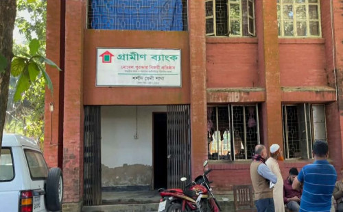 ফেনীতে গ্রামীণ ব্যাংকের কার্যালয়ে দুর্বৃত্তের আগুন 