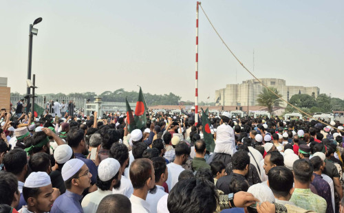 শহীদ হাদির জানাজায় অংশ নিতে সংসদ ভবনের দক্ষিণ প্লাজায় লাখো মানুষের ঢল 