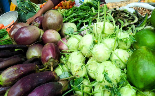 শীত না যেতেই চড়া সবজির বাজার 