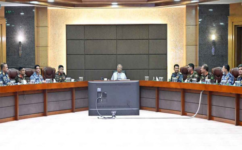 সশস্ত্র বাহিনীর ঊর্ধ্বতন কর্মকর্তাদের সঙ্গে প্রধান উপদেষ্টার মতবিনিময় 