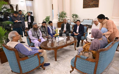 শহীদ শরীফ ওসমান হাদির পরিবারকে ফ্ল্যাটের দলিল হস্তান্তর করলেন প্রধান উপদেষ্টা 