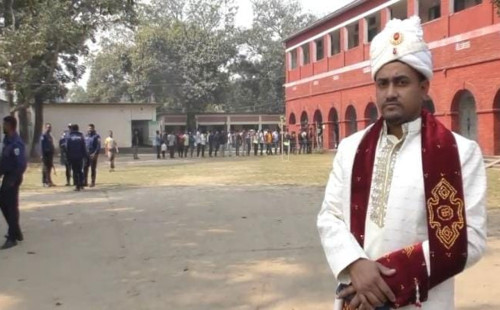 নীলফামারীতে বিয়ের সাজে ভোট দিলেন যুবক 