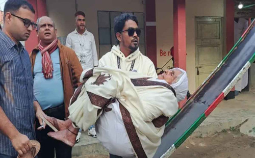 নাতির কোলে চড়ে ছেলেকে ধানের শীষে ভোট দিলেন শতবর্ষী মা 