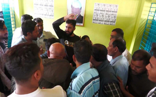 রাজবাড়ীতে টাকা নিয়ে এক দোকানের চাবি তিনজনকে দিয়েছেন চেয়ারম্যান 