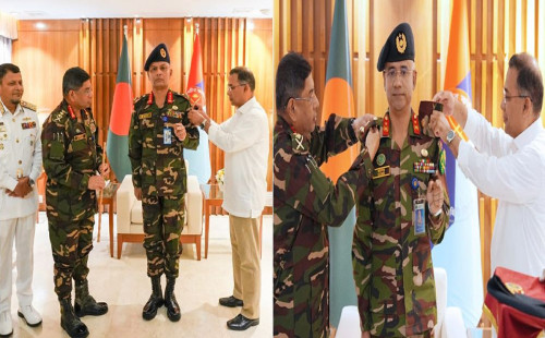 পদোন্নতিপ্রাপ্ত দুই সেনা কর্মকর্তাকে র‌্যাঙ্ক ব্যাজ পরালেন প্রধানমন্ত্রী 