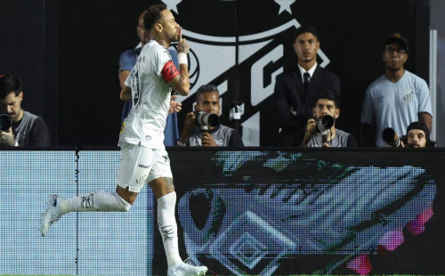 জোড়া গোল করে সমালোচকদের জবাব দিলেন নেইমার 