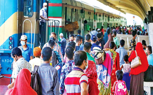 ঈদযাত্রা: ট্রেনে স্বস্তি, মহাসড়কে ধীরগতি 