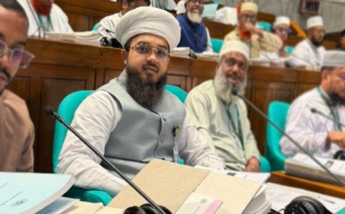 সংসদে নামাজ পড়তে গিয়ে জুতা হারালেন এমপি হানজালা 