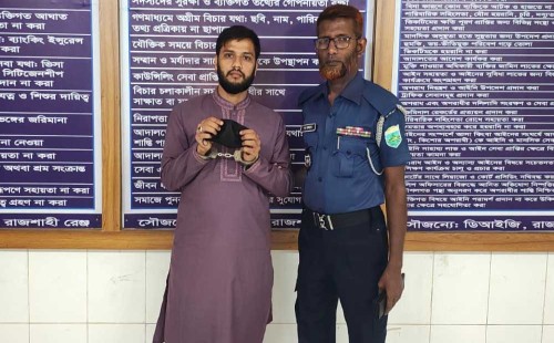 পুলিশ পরিচয়ে তেল নেওয়ার চেষ্টায় যুবক গ্রেপ্তার 