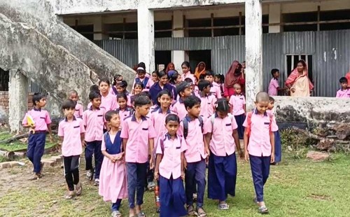 শ্রেণিকক্ষে পুলিশের অবস্থান, ‘গোয়ালঘরে’ চলছে শিক্ষার্থীদের পাঠদান 