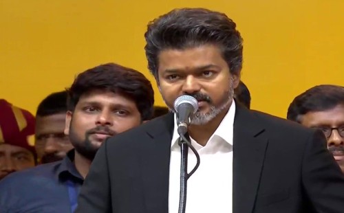 মুখ্যমন্ত্রী হিসেবে বিজয়ের শপথ গ্রহণ 